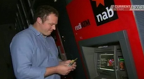 魔幻！ATM机可免费提款，澳洲小哥秒变百万富翁，身边美女如云，坐等警察3年竟没被抓（组图） - 2