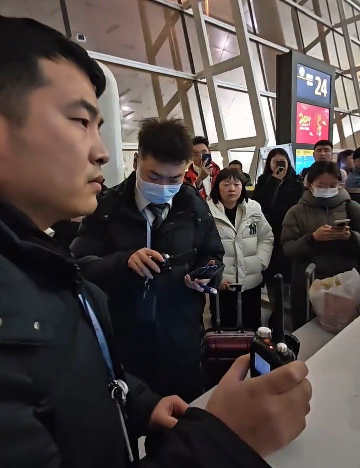 中国航班起飞迟足9小时乘客呆等炸锅！南航一日后道歉（视频/组图） - 3