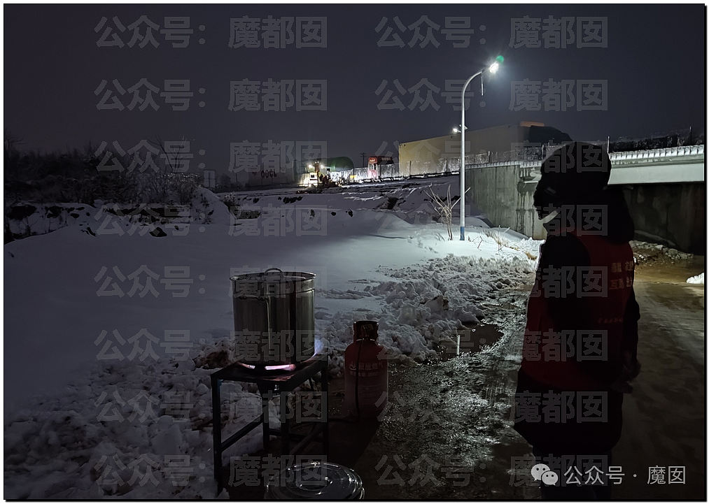 一场春运暴雪，中国被高速堵满的私家车害惨了（组图） - 79