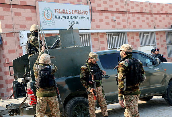 巴基斯坦国会大选才爆枪杀，枪手又袭警局“投手榴弹”致10死6伤（图） - 1