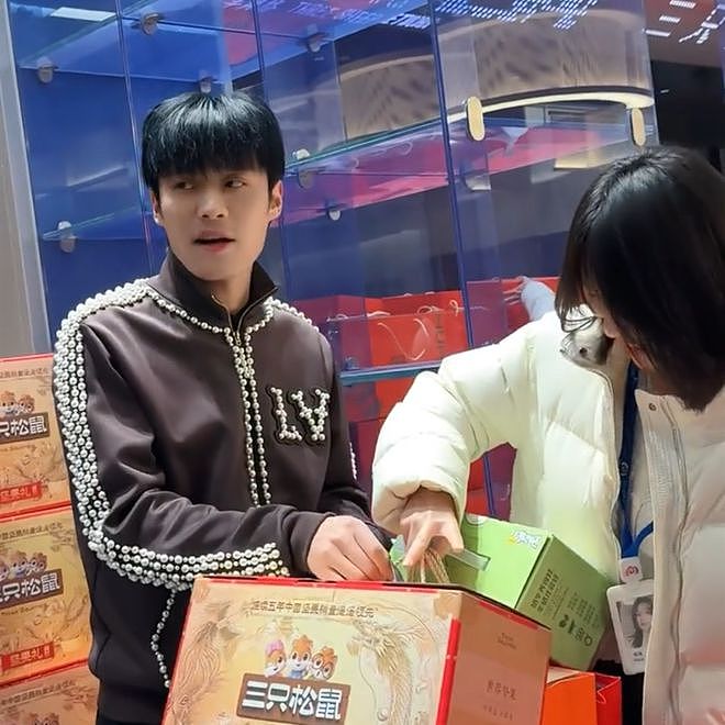 小杨哥亲自发年货惹争议！7个礼盒被嘲不值钱，穿价值5.9万的衣服（组图） - 6
