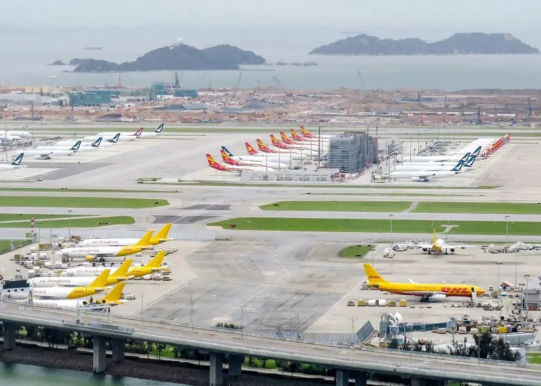 香港机场一外籍男子遭飞机碾轧身亡，司机同事被拘捕调查（组图） - 3