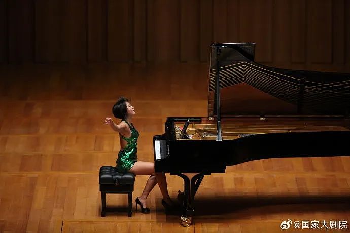 中国“钢琴魔女”斩获格莱美，狠狠打脸争议：谁敢再说我的裙子短！（组图） - 3