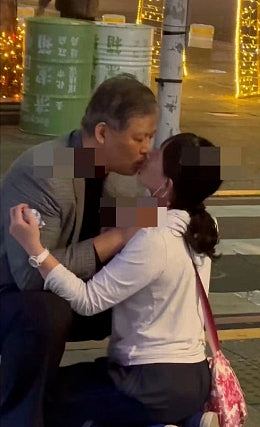 台湾国安少将醉酒当街强吻女子路边亲不停！部门震怒下令严查（组图） - 4