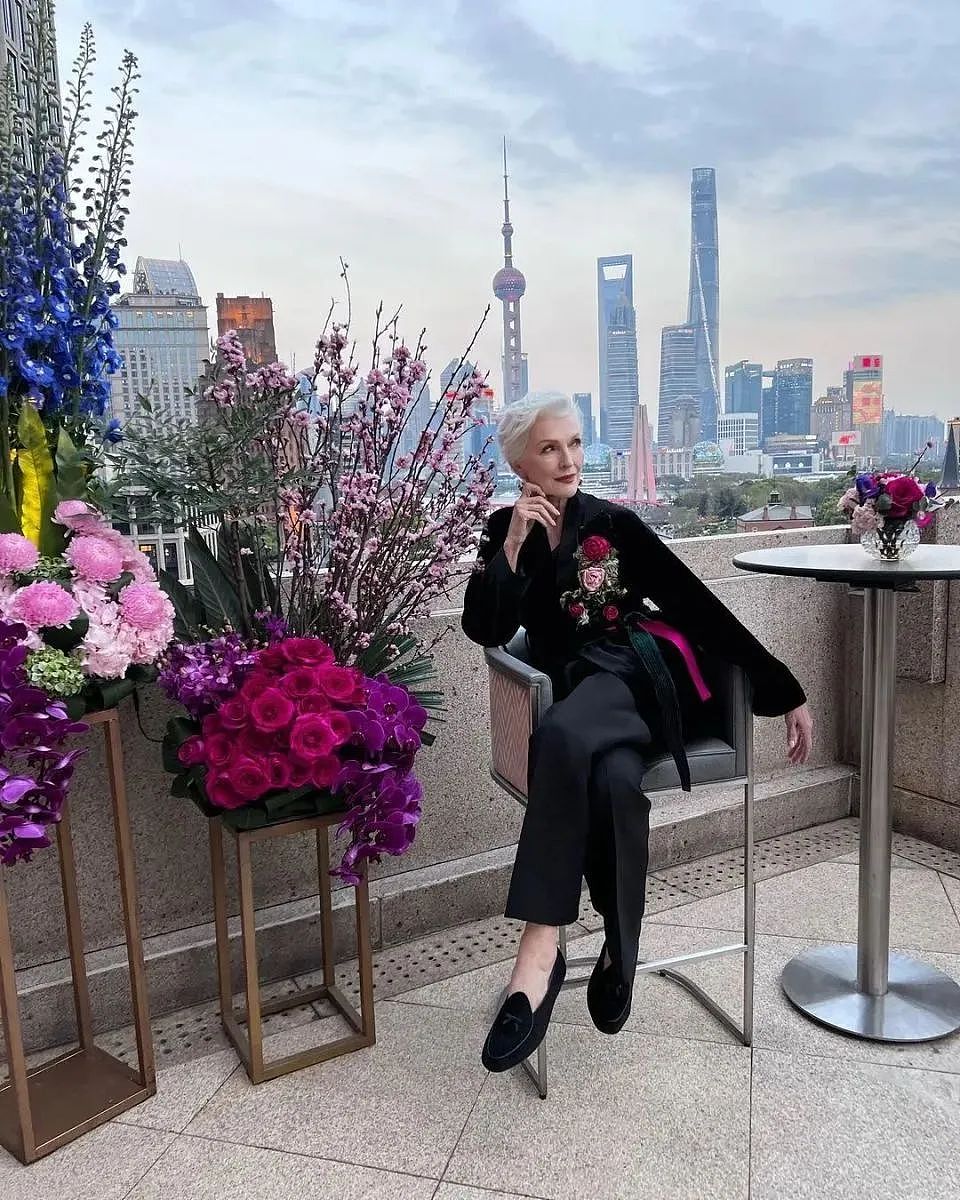 马斯克75岁老妈又去上海了！疯传要定居中国养老？这样穿也太美了（组图） - 14