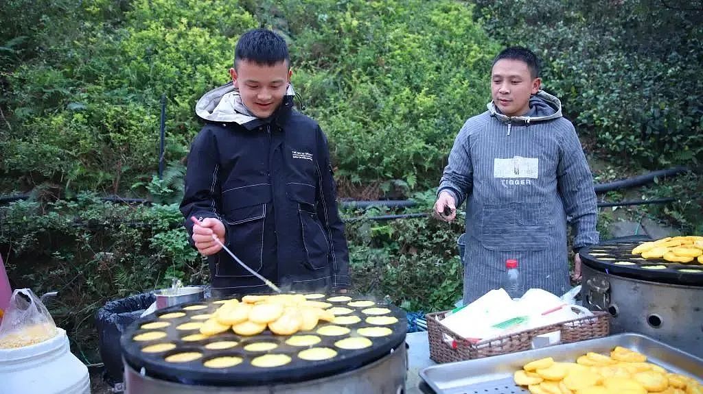 【情感】泪目！重庆单亲爸爸带自闭症儿子摆摊卖玉米饼：希望我能比儿子多活一天（组图） - 5