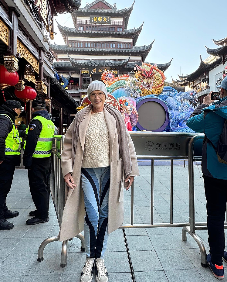 马斯克75岁老妈又去上海了！疯传要定居中国养老？这样穿也太美了（组图） - 27