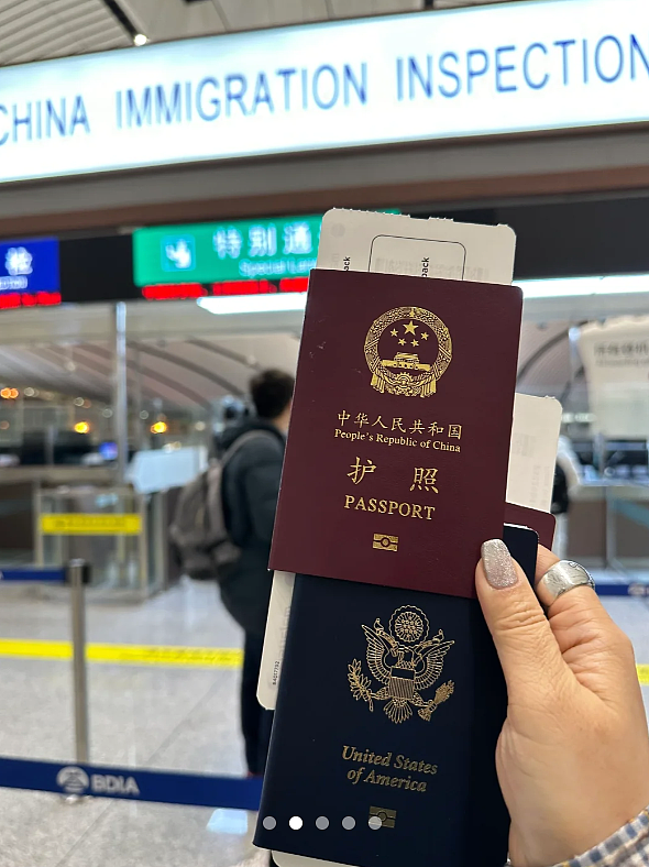 中国女子持中美护照丝滑出入境，川普誓言：废除！（组图） - 1