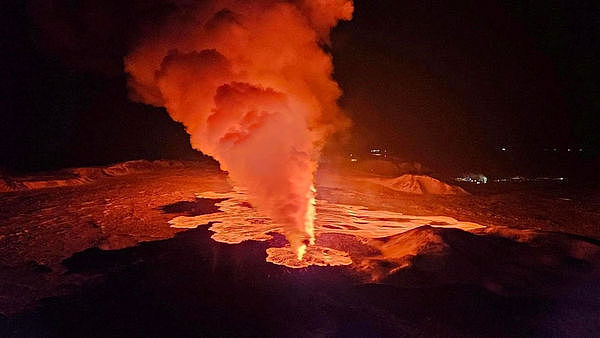 冰岛火山“橘红岩浆”猛烈喷出超壮观！3个月内第3度喷发（视频/组图） - 1