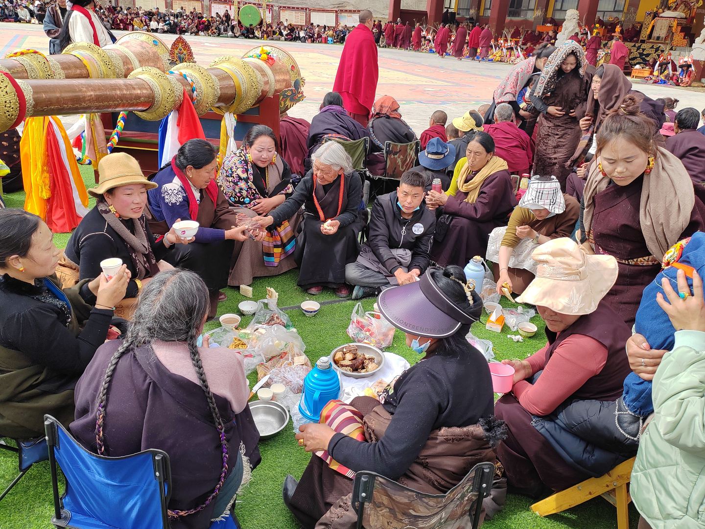 农历新年少数民族怎庆祝？藏族围圈摔跤角力，苗族男女唱歌求爱（组图） - 7