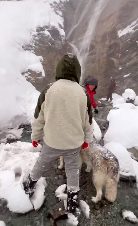 华女雪山失踪第4天，瀑布下找到帽子相机包（图） - 3