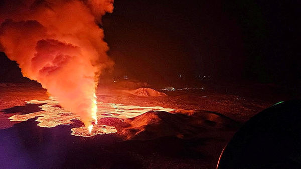 冰岛火山“橘红岩浆”猛烈喷出超壮观！3个月内第3度喷发（视频/组图） - 4