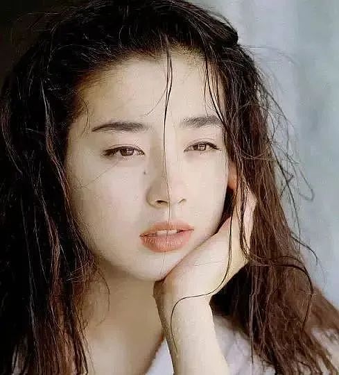 她被称为“日本王祖贤”、被亲妈压榨半生！如今50岁凭美貌再登热搜...（组图） - 1
