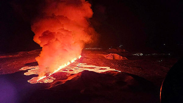 冰岛火山“橘红岩浆”猛烈喷出超壮观！3个月内第3度喷发（视频/组图） - 2