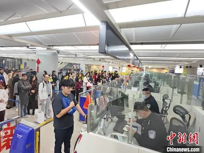 中新签证互免首日，中国游客：太方便了！（图） - 1