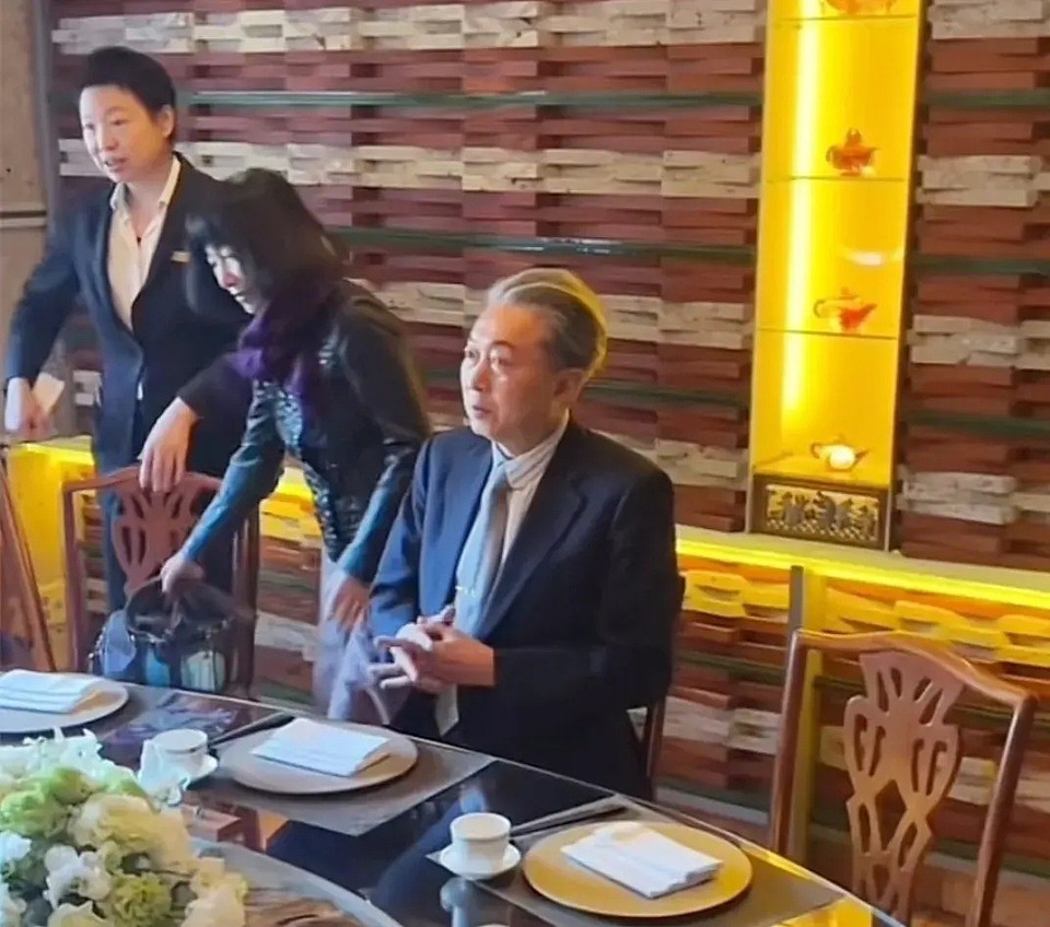 王石、田朴珺与日本前首相聚餐，却被网友怒斥：去日本献殷勤了（组图） - 3