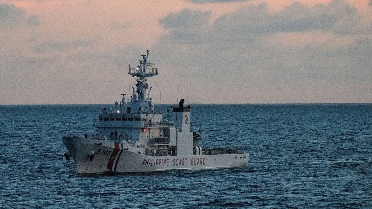 菲律宾指控中国船只在南海危险演习，双方一度只有数米距离（图） - 1