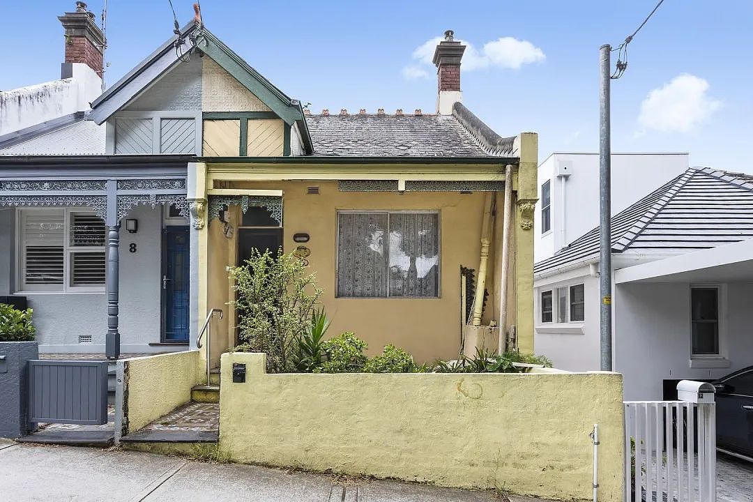 拍卖 | 九人竞拍！超底价$31.5万，悉尼Bondi破到无法居住的房屋以$241.5万成交，中介一语道破真相（组图） - 1