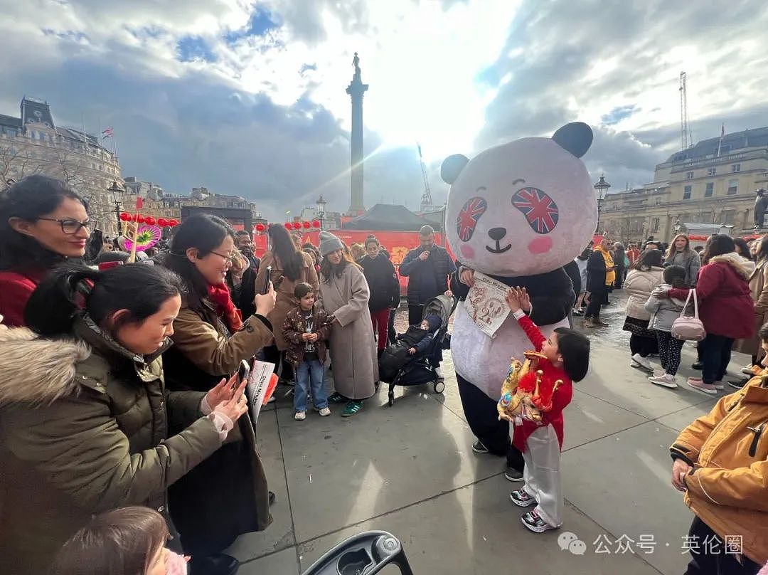 70万人挤爆英国伦敦过春节！ 歪果人炸锅： 英歌舞太帅了！“玉皇大帝财神爷“都来了...（组图） - 33