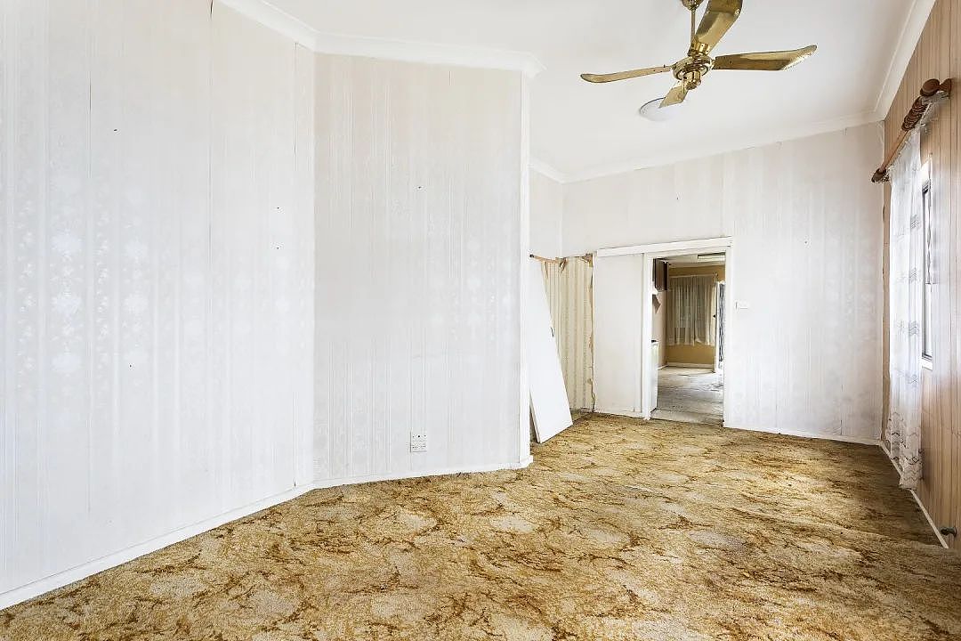 拍卖 | 九人竞拍！超底价$31.5万，悉尼Bondi破到无法居住的房屋以$241.5万成交，中介一语道破真相（组图） - 3