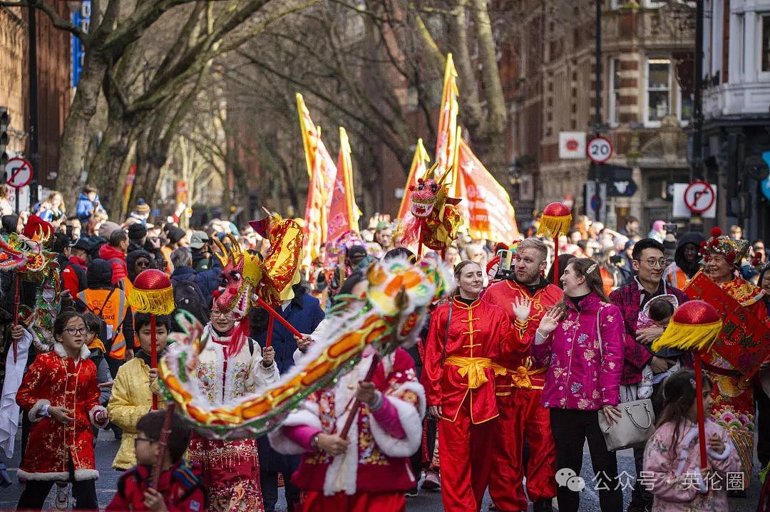 70万人挤爆英国伦敦过春节！ 歪果人炸锅： 英歌舞太帅了！“玉皇大帝财神爷“都来了...（组图） - 24