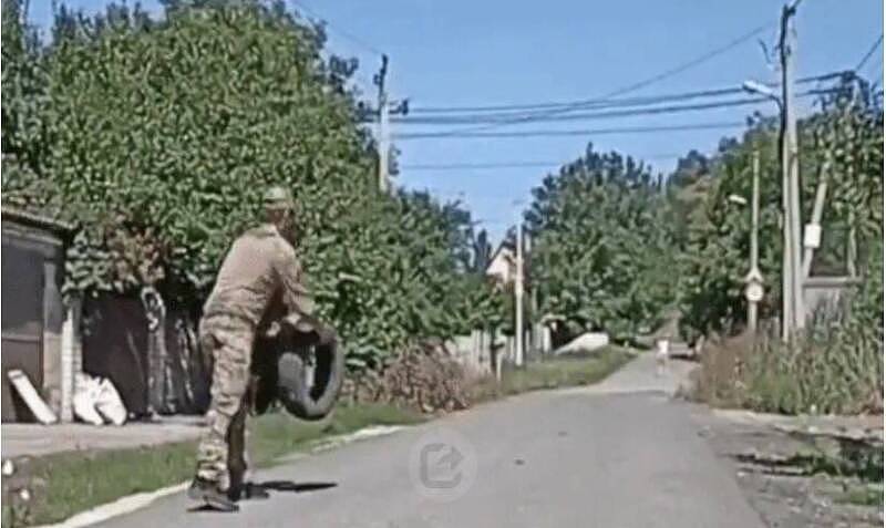 拿木头敲、丢轮胎砸地雷！俄乌士兵超原始扫雷画面曝（视频/组图） - 1
