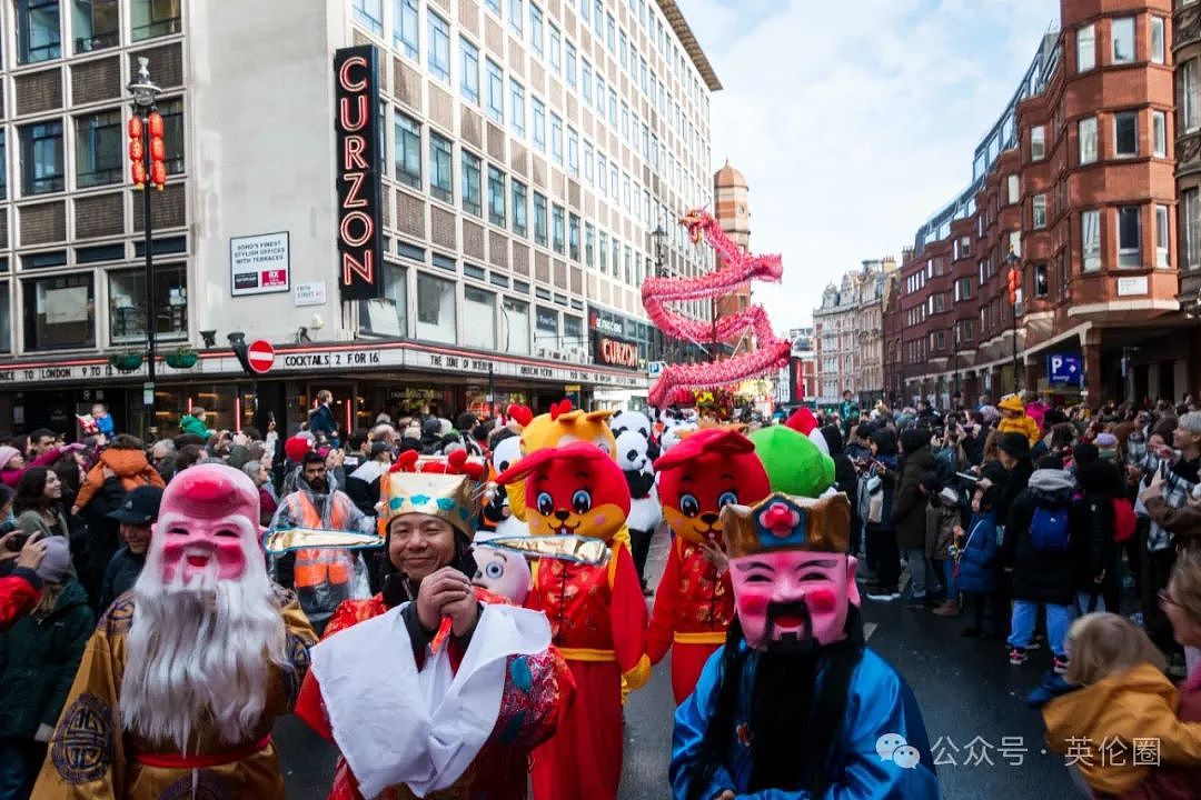 70万人挤爆英国伦敦过春节！ 歪果人炸锅： 英歌舞太帅了！“玉皇大帝财神爷“都来了...（组图） - 30