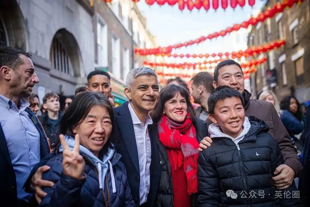 70万人挤爆英国伦敦过春节！ 歪果人炸锅： 英歌舞太帅了！“玉皇大帝财神爷“都来了...（组图） - 57