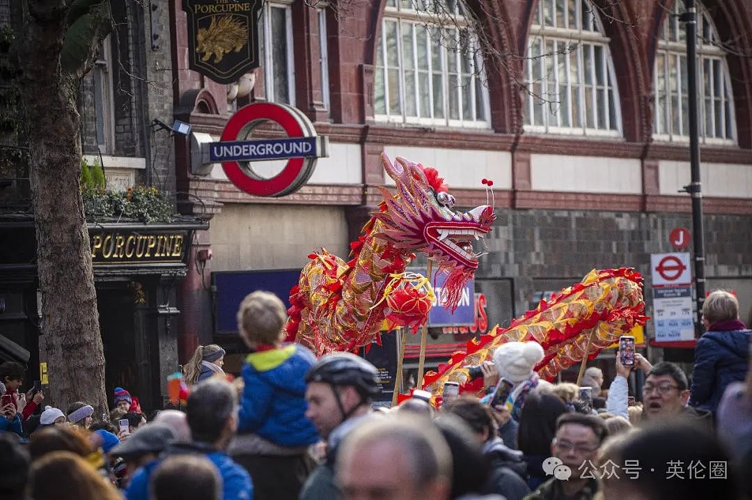 70万人挤爆英国伦敦过春节！ 歪果人炸锅： 英歌舞太帅了！“玉皇大帝财神爷“都来了...（组图） - 26