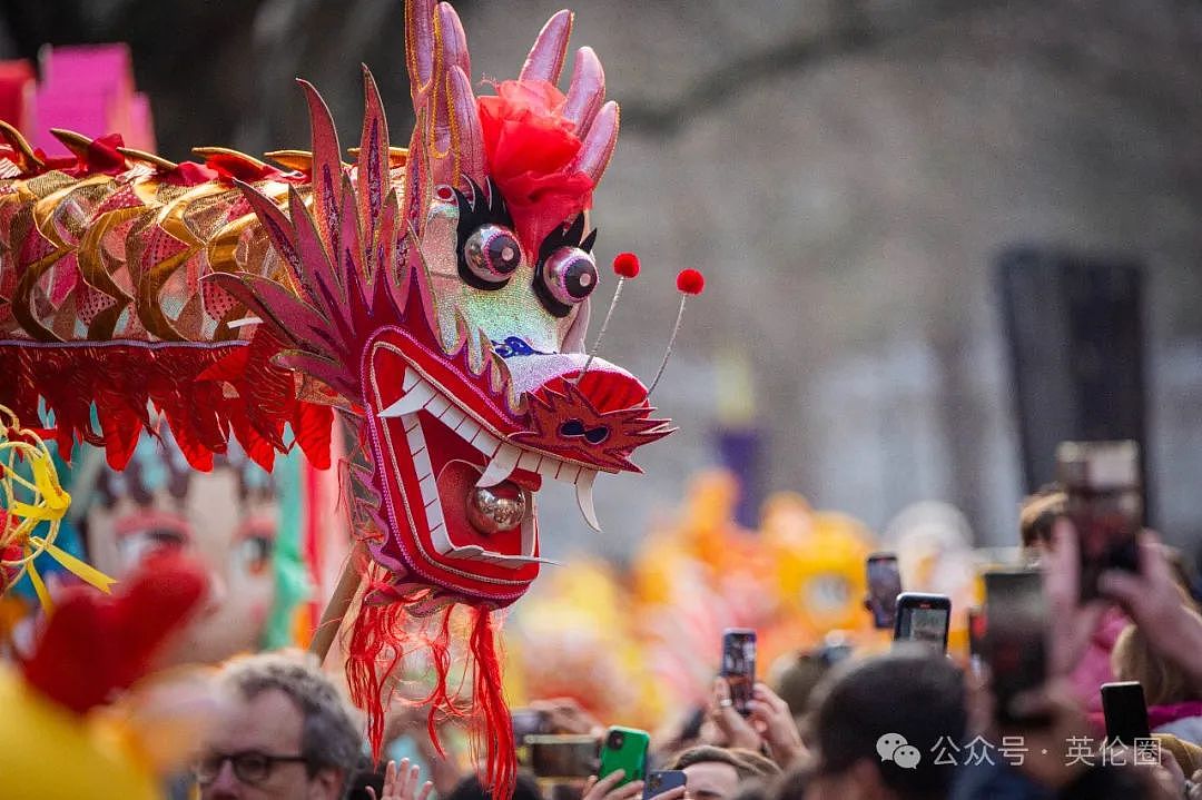 70万人挤爆英国伦敦过春节！ 歪果人炸锅： 英歌舞太帅了！“玉皇大帝财神爷“都来了...（组图） - 4