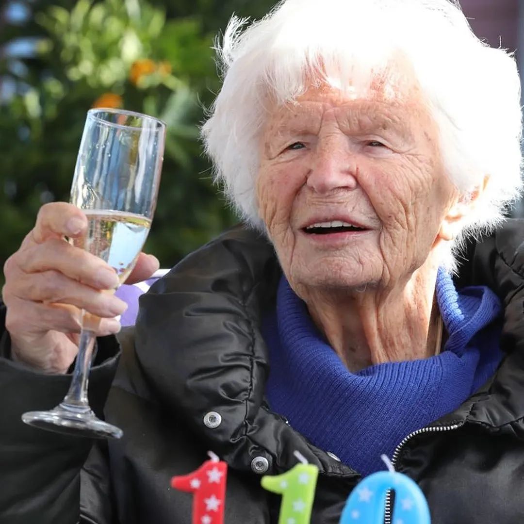 享年111岁，澳洲最长寿老人离世！生前透露两个长寿秘诀（组图） - 7