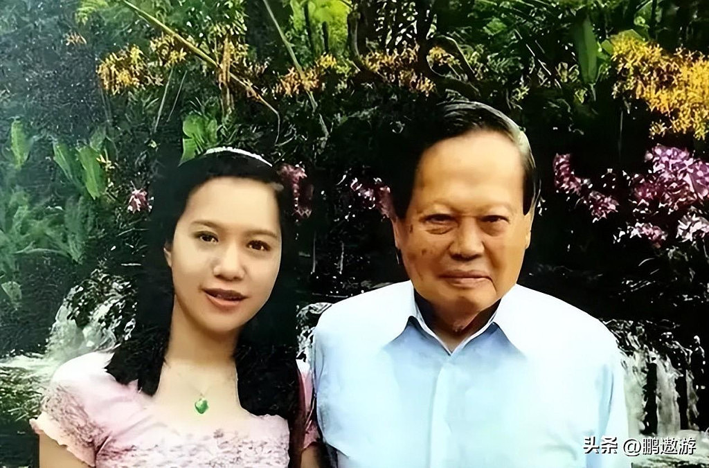 102岁杨振宁携翁帆北京过年，院子种满玫瑰，墙上婚纱照在显眼处（组图） - 7