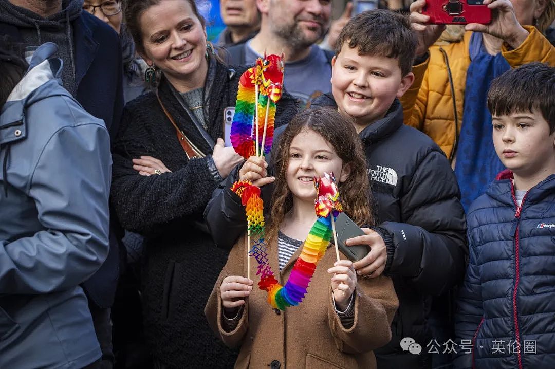 70万人挤爆英国伦敦过春节！ 歪果人炸锅： 英歌舞太帅了！“玉皇大帝财神爷“都来了...（组图） - 44