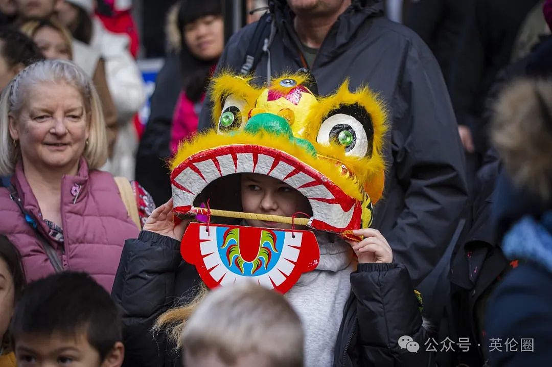 70万人挤爆英国伦敦过春节！ 歪果人炸锅： 英歌舞太帅了！“玉皇大帝财神爷“都来了...（组图） - 21