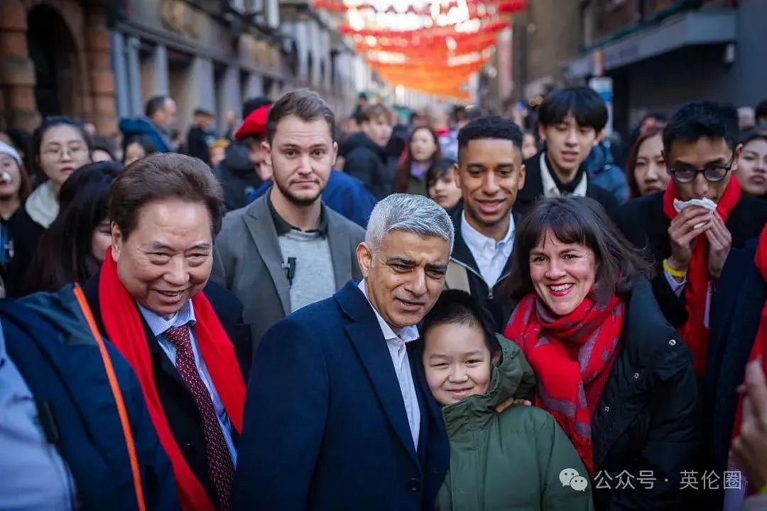 70万人挤爆英国伦敦过春节！ 歪果人炸锅： 英歌舞太帅了！“玉皇大帝财神爷“都来了...（组图） - 58