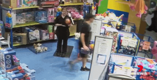 墨尔本警察在商店抓住一名盗贼，接下来的举动让所有人惊了！（组图） - 2