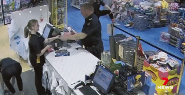 墨尔本警察在商店抓住一名盗贼，接下来的举动让所有人惊了！（组图） - 5