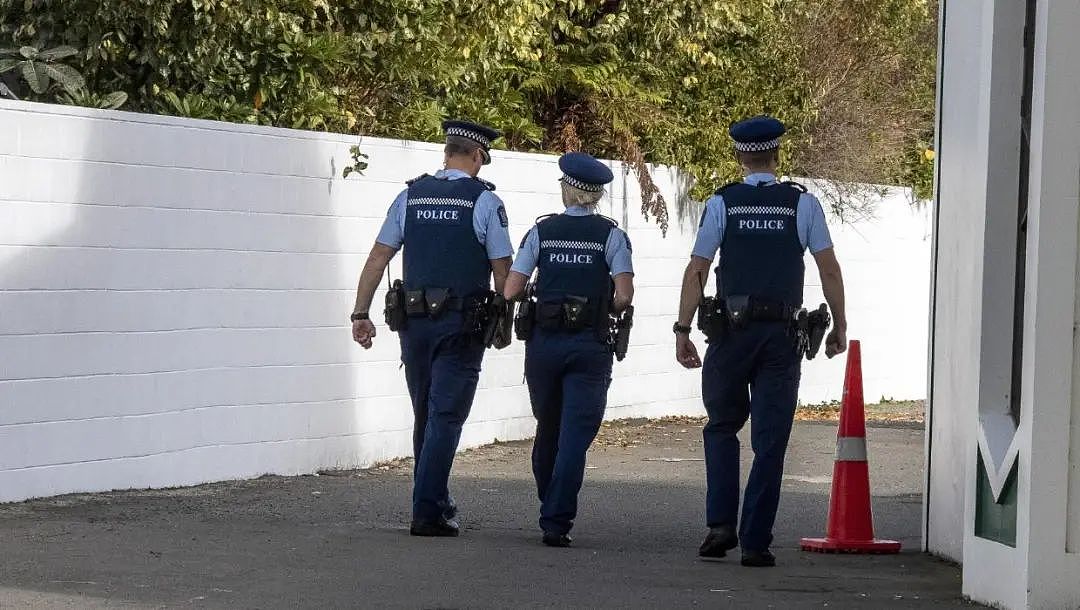 生死攸关，新西兰应急电话重大缺陷！升级迫在眉睫；52岁女教师被控谋杀，老人因暴力致死；新西兰退休年龄不变（组图） - 15