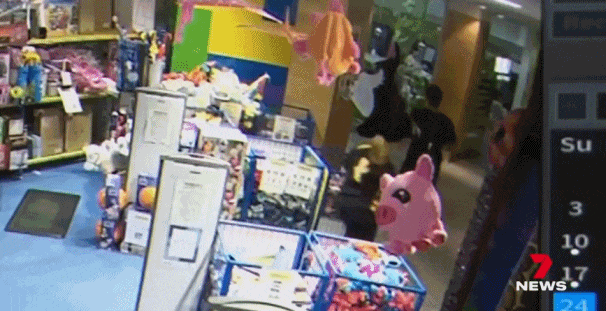 墨尔本警察在商店抓住一名盗贼，接下来的举动让所有人惊了！（组图） - 3