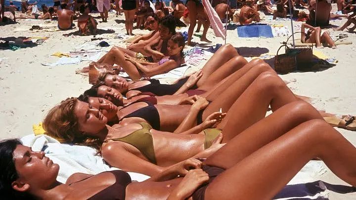 离大谱！澳男呼吁黄金海岸禁止女性穿比基尼，称这是“女性自我性化，活该有变态跟踪”（组图） - 2