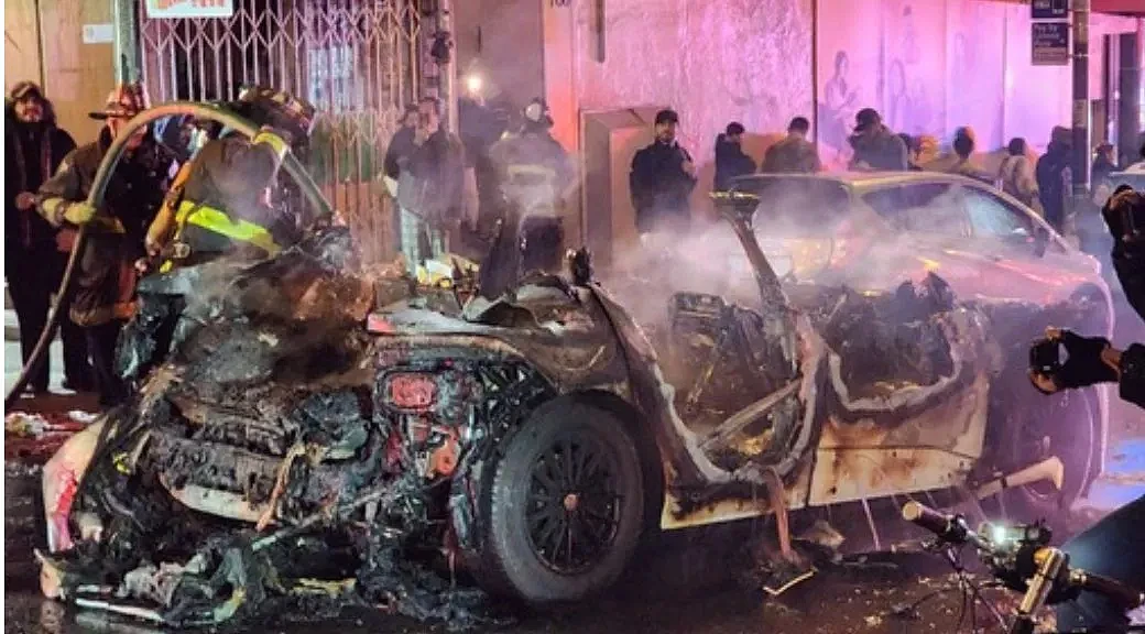 史上最惨！谷歌无人驾驶车遭中国城暴徒烧毁（组图） - 1