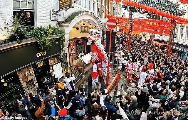 伦敦50万人上街庆中国新年，迎全欧洲最大春节庆典（组图） - 1