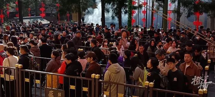 超4万人涌入杭州北高峰拜财神，灵隐寺吃素面的游客排到后厨门口（组图） - 15