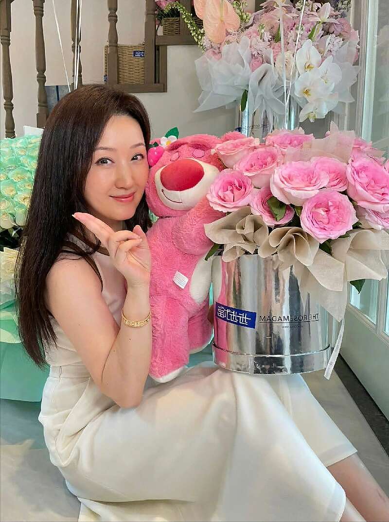 52岁杨钰莹在豪宅自拍，穿小白裙嫩得像“水蜜桃”（组图） - 3