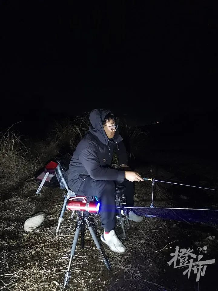 从中介辞职，38岁杭州男人当起钓鱼主播！零下3℃，他在荒无人烟的河边直播（组图） - 1
