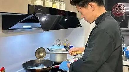神似易烊千玺，杭州26岁男做“上门私厨”月赚5万，新年订单爆满（组图） - 1