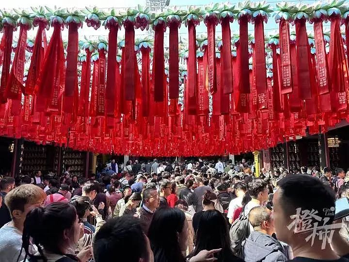 超4万人涌入杭州北高峰拜财神，灵隐寺吃素面的游客排到后厨门口（组图） - 4