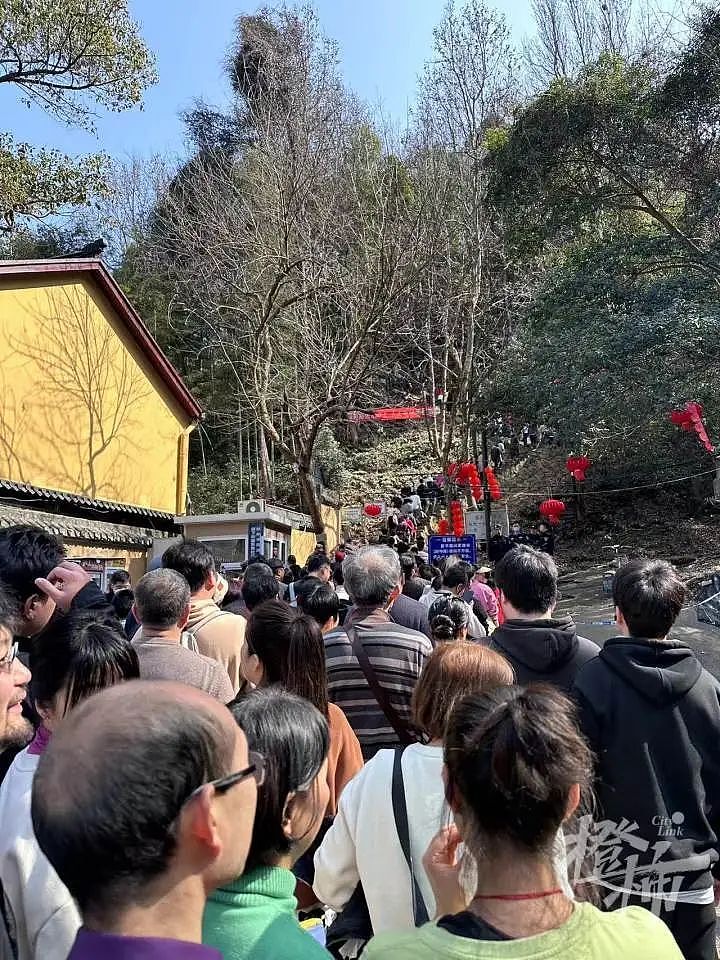 超4万人涌入杭州北高峰拜财神，灵隐寺吃素面的游客排到后厨门口（组图） - 3