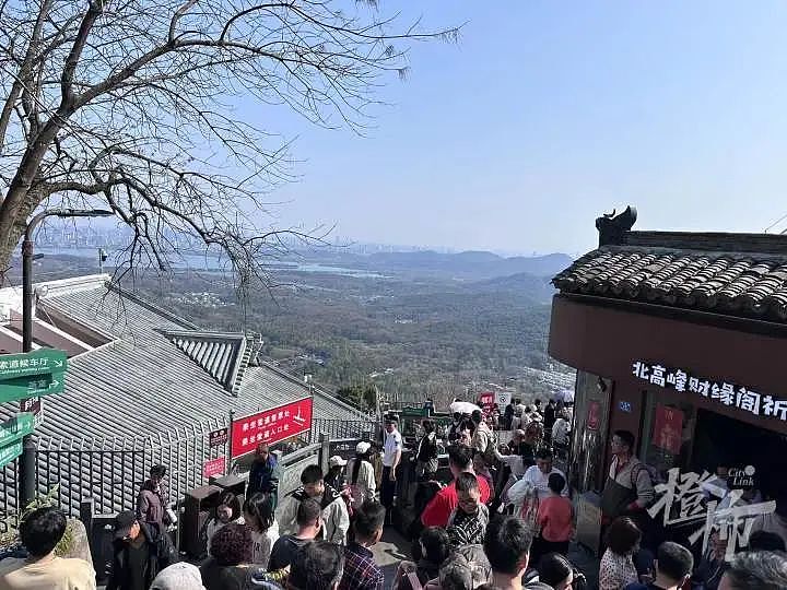 超4万人涌入杭州北高峰拜财神，灵隐寺吃素面的游客排到后厨门口（组图） - 2