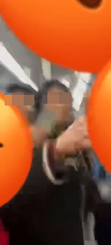 港铁大妈激战港女影片疯传！爆粗怒呛：报警！打妳个胸　后续更狂（组图） - 2